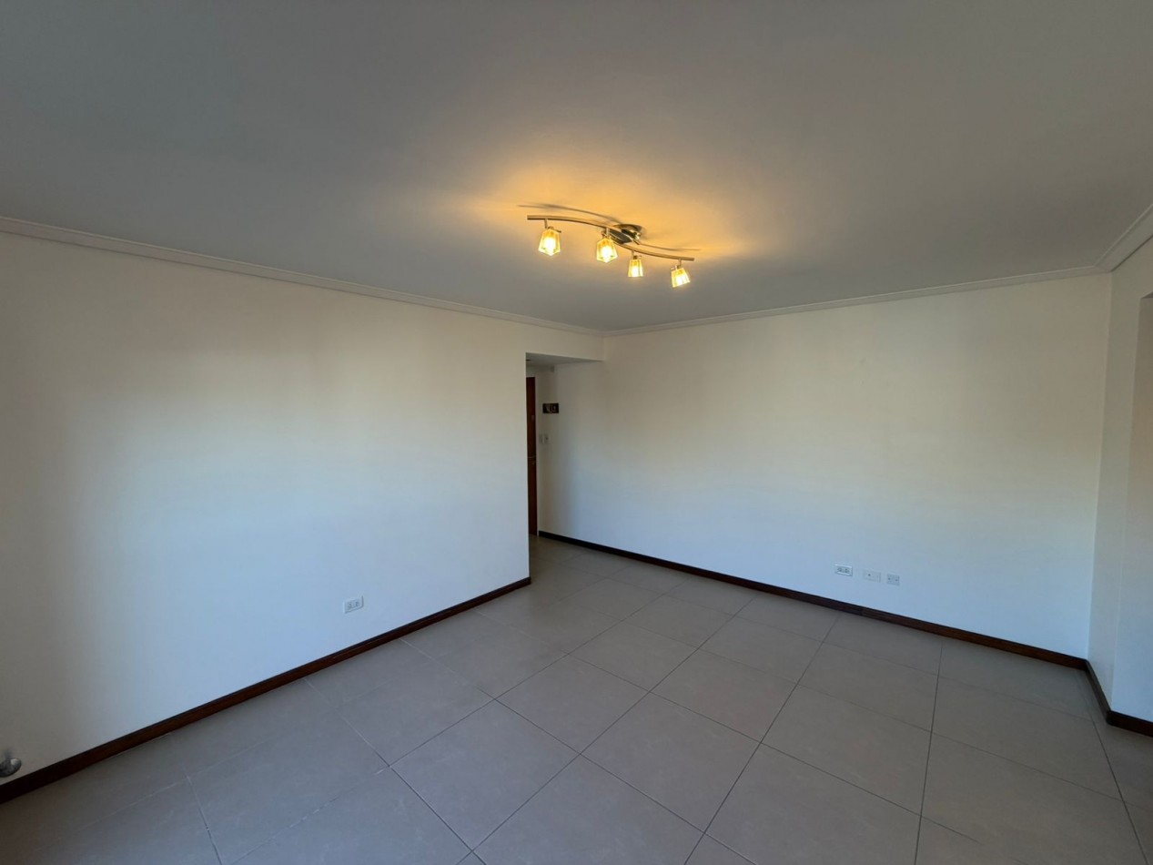Departamento 2 Ambientes a la Calle en venta zona vieja terminal con cochera fija